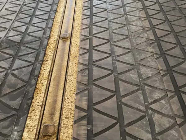 ZIG ZAG: Ultra-robust roll mat for animal walkway