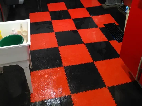 IDEX: Non-slip interlocking tiles for dairy