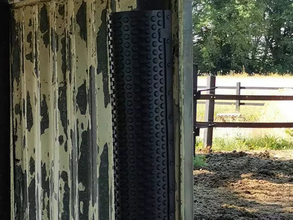 The rubber stable scratcher